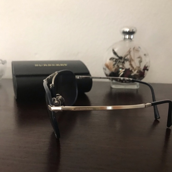 Authentic Burberry Aviator Foldable Sunglasses - Picture 4 of 5